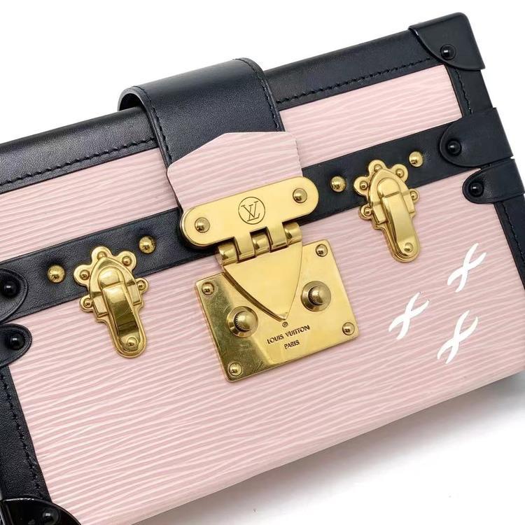 Louis Vuitton路易威登 全套粉色水波纹硬盒子20cm 全套✨LV PETITE MALLE 粉色水波纹硬盒子，新版20cm尺寸，可以放pro max，附件如图，公价42000 这枚好价带走 1万多🉐️